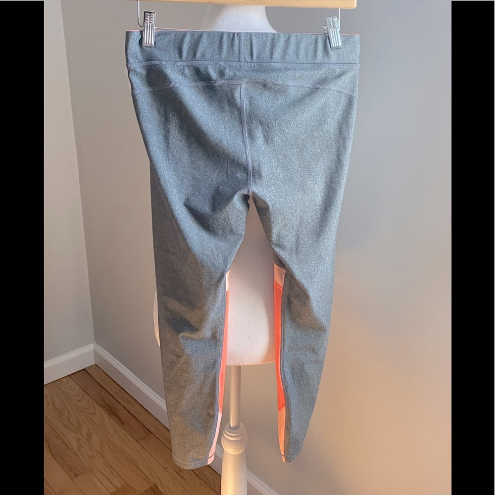 Under Armour Women’s Performance Capri Pants Size Med - Picture 2 of 4